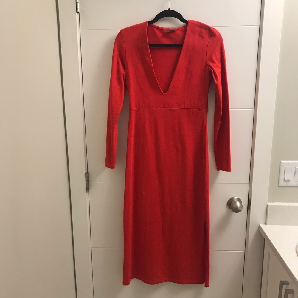 Low cut dress, long sleeved, knee length